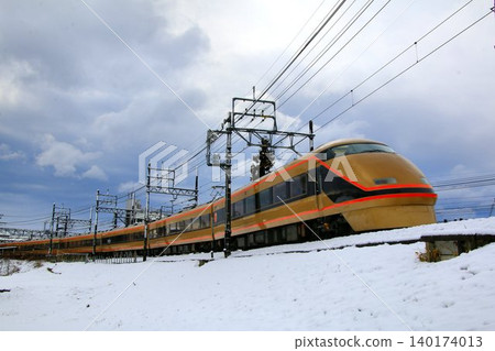 東武特急列車【日光朝聖之旅】100系列車行駛在白雪皚皚的鬼怒川河上 東武特急列車【日光朝聖之旅】100系列車行駛在白雪皚皚的鬼怒川河上 140174013