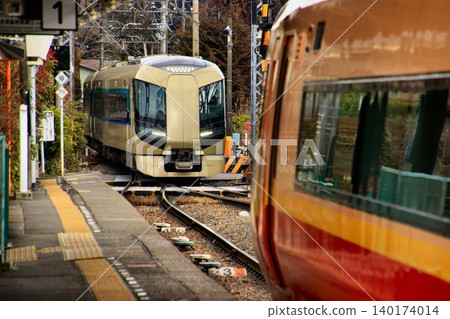 Scenery along the Kinugawa Line... Train exchange at Otani-mukai Station on the Kinugawa Line: 500 series and 253 series 140174014