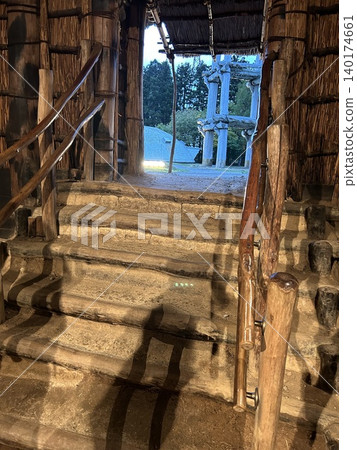這是從青森縣青森市三內丸山考古遺址大型坑居的重建入口內部拍攝的照片。 140174661
