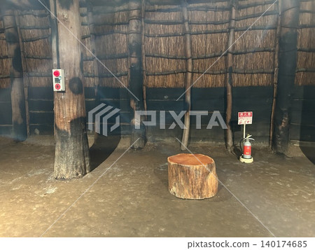這是位於青森縣青森市歷史遺址三內丸山考古遺址內，由大型坑式住宅重建而成的寬敞居住區。 140174685