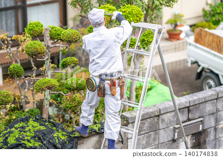 老年人為社區做出貢獻；樹木修剪服務；工具腰帶；園林綠化；工匠；修枝剪；蚊香。 140174838