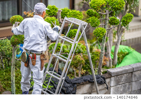 老年人為社區做出貢獻;樹木修剪服務;工具腰帶;園林綠化;工匠;修枝剪;蚊香。 老年人為社區做出貢獻;樹木修剪服務;工具腰帶;園林綠化;工匠;修枝剪;蚊香。 140174846