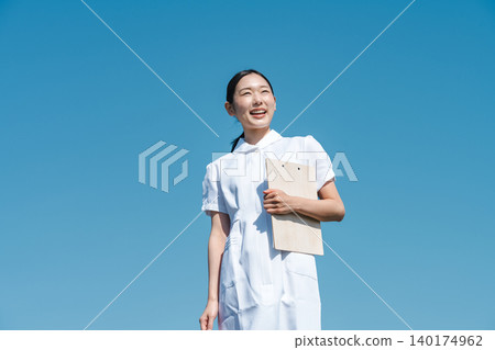 一位身穿白大褂的年輕護士 一位身穿白大褂的年輕護士 140174962