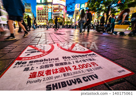 日本東京城市景觀改造計畫於6月1日啟動。澀谷區禁止亂丟垃圾,違者將被處以2000日圓罰款。 = 6月3日,澀谷。 日本東京城市景觀改造計畫於6月1日啟動。澀谷區禁止亂丟垃圾,違者將被處以2000日圓罰款。 = 6月3日,澀谷。 140175061