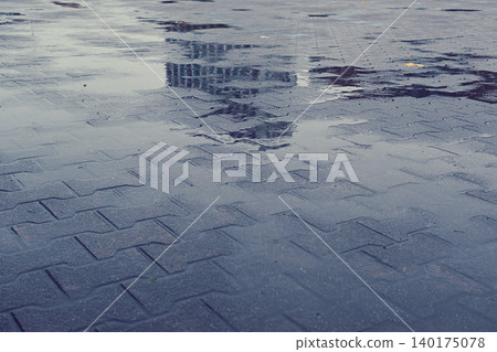 雨水導致人行道積水 雨水導致人行道積水 140175078