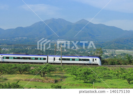 中央本線E353系特急列車梓號疾馳而過,映入眼簾的是如詩如畫的初夏美景,赤岳巍峨聳立於其間。 (攝於2025年5月20日) 中央本線E353系特急列車梓號疾馳而過,映入眼簾的是如詩如畫的初夏美景,赤岳巍峨聳立於其間。 (攝於2025年5月20日) 140175130
