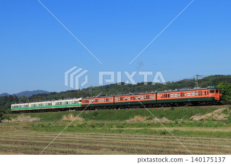 一列115系列車(採用復古塗裝)運行於北信濃線,為因應尖峰時段客流,列車編組改為6節車廂。拍攝於2026年5月7日。 一列115系列車(採用復古塗裝)運行於北信濃線,為因應尖峰時段客流,列車編組改為6節車廂。拍攝於2026年5月7日。 140175137