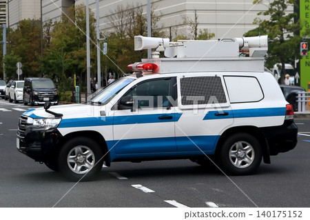 一張防暴警察指揮官車輛的圖片。 140175152