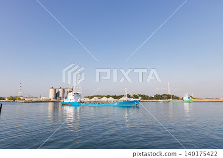 一艘米卡爾油輪從高砂市工業港出發。 一艘米卡爾油輪從高砂市工業港出發。 140175422