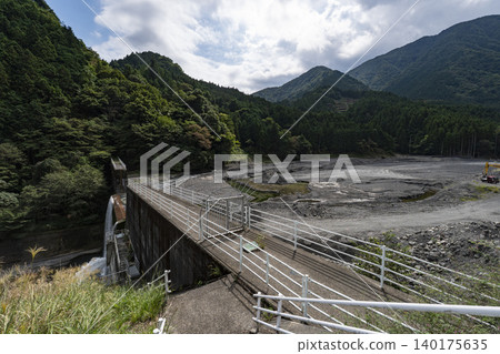 位於身延町的大白川泥沙控制壩,用於水力發電。 位於身延町的大白川泥沙控制壩,用於水力發電。 140175635