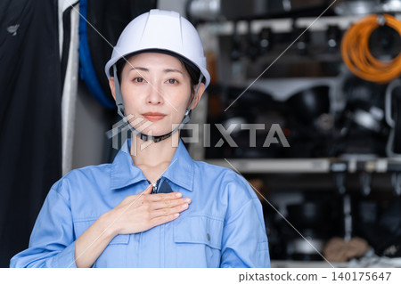 女工手放在胸口 140175647
