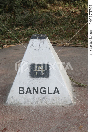 concrete boundary pillar marking the international border 140175791