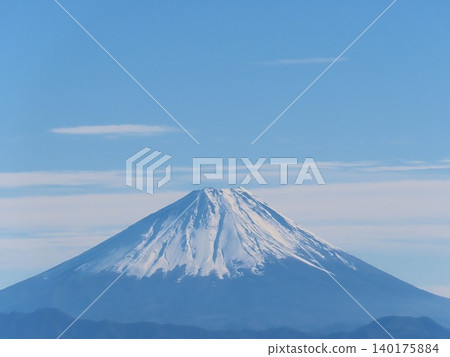 The beautiful snow-capped Mount Fuji 140175884