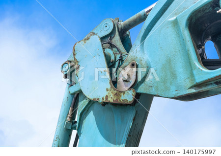 Close-up of the arm linkage mechanism of a hydraulic excavator Close-up of the arm linkage mechanism of a hydraulic excavator 140175997