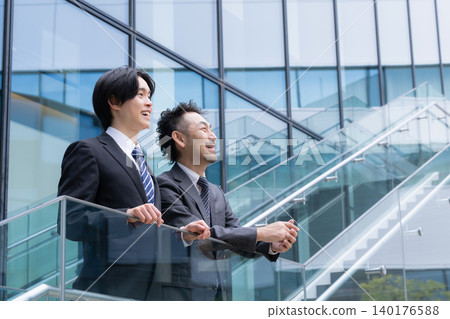 A profile of the goals, future aspirations, and business vision of superiors and junior employees, representing talent development and career growth. A profile of the goals, future aspirations, and business vision of superiors and junior employees, representing talent development and career growth. 140176588