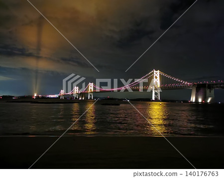 瀨戶大橋:從沙美中田海灘看到的燈光璀璨的瀨戶大橋。 瀨戶大橋:從沙美中田海灘看到的燈光璀璨的瀨戶大橋。 140176763