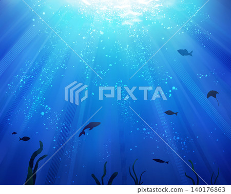 陽光照射下的海洋裡,魚兒遊來游去。 陽光照射下的海洋裡,魚兒遊來游去。 140176863