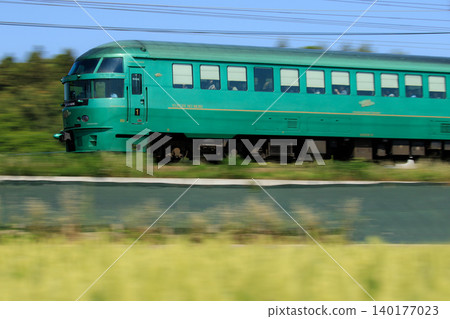 JR Kyushu Limited Express "Yufuin no Mori" (Kiha 72 series) JR Kyushu Limited Express "Yufuin no Mori" (Kiha 72 series) 140177023