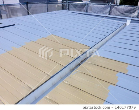 正在進行金屬屋頂噴漆工作的場景。 正在進行金屬屋頂噴漆工作的場景。 140177079