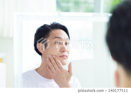 美女圖片:中年男子照鏡子 美女圖片:中年男子照鏡子 140177511