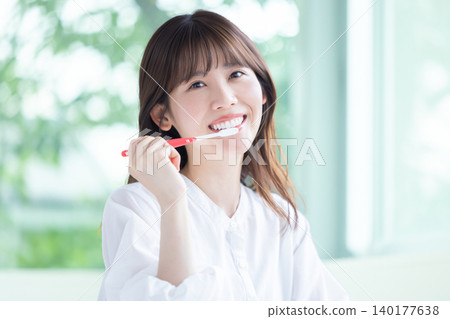 口腔護理：一位女士正在刷牙。 140177638
