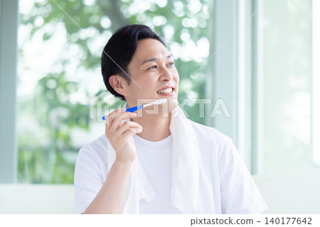 口腔護理:一名男子拿著牙刷 口腔護理:一名男子拿著牙刷 140177642