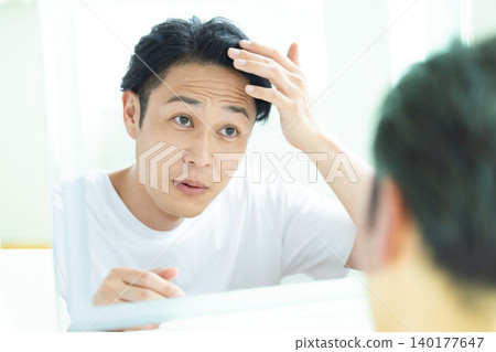 美女圖片：中年男子照鏡子 140177647