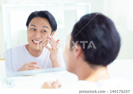 Beauty image: Middle-aged man looking in the mirror 140178207