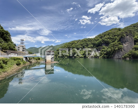 群馬縣水上町藤原水庫：碧空如鏡，映照著碧綠的天空和鬱鬱蔥蔥的景色。 140178300