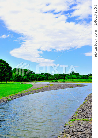 水本都市公園:從春季到夏季,人們可以在溪流區玩水。 水本都市公園:從春季到夏季,人們可以在溪流區玩水。 140178359