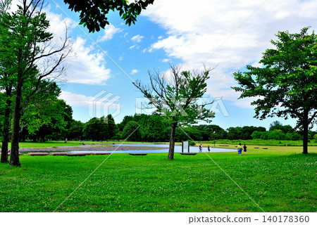 水本都市公園：從春季到夏季，人們可以在溪流區玩水。 140178360