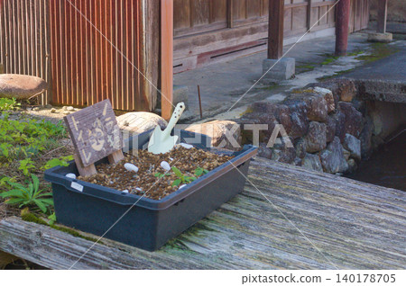 A handmade stray cat litter box placed in an old townscape 140178705