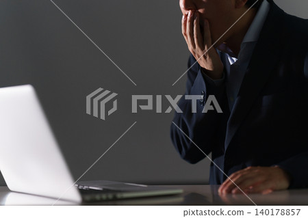 一名三十多歲、面容模糊的男子,是公司員工,在電腦上看到一則令人震驚的新聞後,震驚地摀住了嘴。 一名三十多歲、面容模糊的男子,是公司員工,在電腦上看到一則令人震驚的新聞後,震驚地摀住了嘴。 140178857