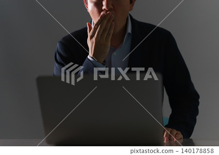 一名三十多歲、身穿西裝、面容模糊的男子,在電腦上看到一些令人震驚的新聞後,震驚地摀住了嘴。 一名三十多歲、身穿西裝、面容模糊的男子,在電腦上看到一些令人震驚的新聞後,震驚地摀住了嘴。 140178858