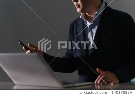 一位以網路安全為生的男子,利用電腦和智慧型手機打擊特殊詐欺、非法兼職和網路犯罪。 一位以網路安全為生的男子,利用電腦和智慧型手機打擊特殊詐欺、非法兼職和網路犯罪。 140178859