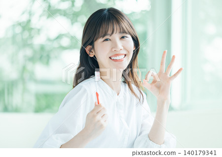 口腔護理:一位女士正在刷牙。 口腔護理:一位女士正在刷牙。 140179341