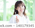 口腔護理：一位女士正在刷牙。 140179345