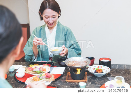 一位身穿浴衣的女子在溫泉旅館享用懷石料理。 140179456