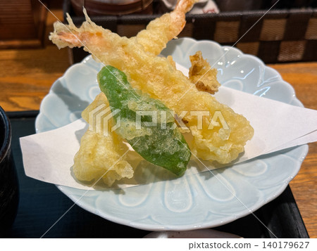 什錦蝦天婦羅與蔬菜天婦羅 什錦蝦天婦羅與蔬菜天婦羅 140179627