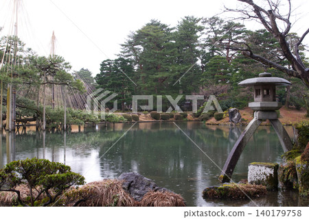 雨中的金澤兼六園 140179758
