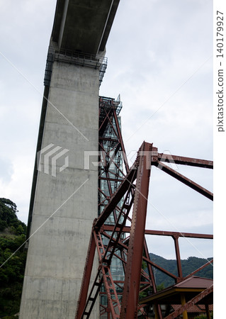 被拆除的阿瑪魯貝鐵路橋 被拆除的阿瑪魯貝鐵路橋 140179927