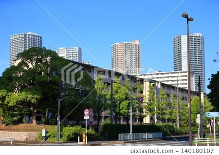 辰巳住宅區和背景的塔樓公寓(東京都江東區) 辰巳住宅區和背景的塔樓公寓(東京都江東區) 140180107