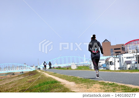 一個女人在河床上慢跑 一個女人在河床上慢跑 140180277