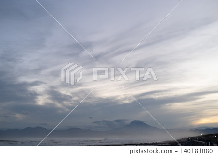 黃昏時分,富士山在湘南海岸緩緩展開,景色美不勝收。 黃昏時分,富士山在湘南海岸緩緩展開,景色美不勝收。 140181080