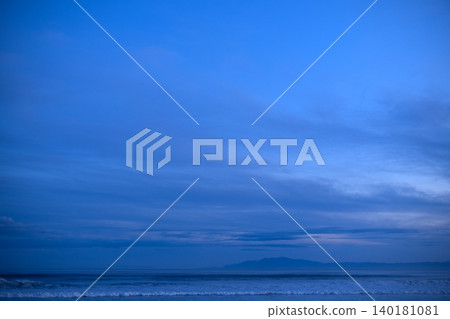 黃昏時分，藍天碧海，遠處島嶼的輪廓隱約可見。 140181081