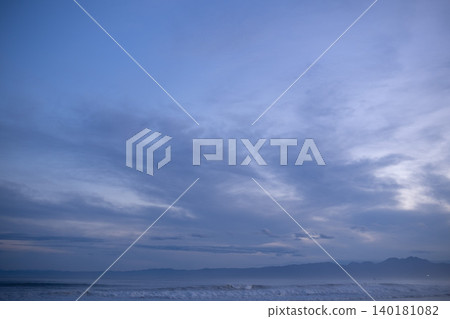 蔚藍的暮色天空和輕柔拍岸的海浪,構成了一幅美麗的海景。 蔚藍的暮色天空和輕柔拍岸的海浪,構成了一幅美麗的海景。 140181082