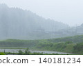 山間暴雨傾盆：美麗的自然風光和房屋掩映在雨中。 140181234