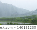 山間暴雨傾盆：美麗的自然風光和房屋掩映在雨中。 140181235