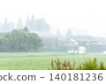 山間暴雨傾盆：美麗的自然風光和房屋掩映在雨中。 140181236