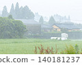 山間暴雨傾盆：美麗的自然風光和房屋掩映在雨中。 140181237
